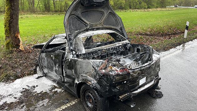 Auto kollidiert im Kreis Bayreuth mit Baum und geht in Flammen auf