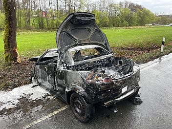 Auto kollidiert im Kreis Bayreuth mit Baum und geht in Flammen auf