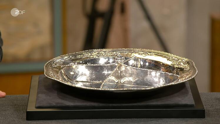 Die Silberschale mit Speisenseparierer von David Andersen aus dem Jahr 1918 hatte einen Wert von 1.300 bis 1.400 Euro. Elke Velten einigte sich mit dem Verkäufer auf 1.300 Euro.