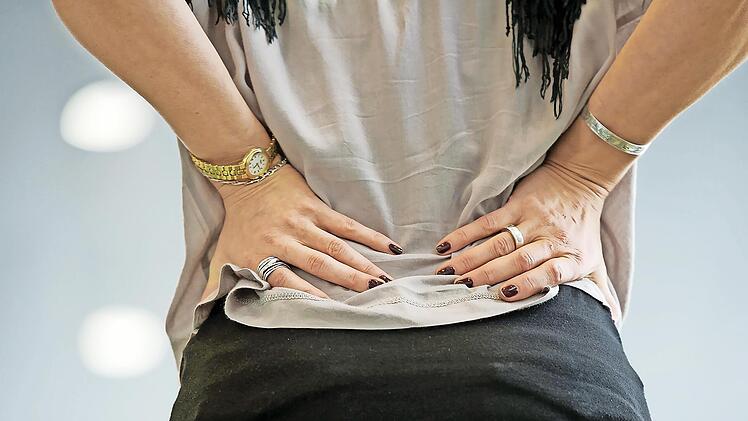 Wer viel sitzt im Alltag, kann schnell R&uuml;ckenprobleme bekommen. Ein Seminar der Akademie Barbara Stamm besch&auml;ftigt sich mit dem Thema und will mit dem Bewegungskonzept Kinaesthetics und dem Lernansatz Quint helfen.