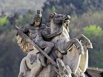 Der Stadtpatron St. Georg ziert auch die Spitze des Krieger-Denkmals von Valentin Weidner vor dem Alten Rathaus.Fotos: Thomas Dill