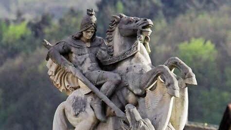 Der Stadtpatron St. Georg ziert auch die Spitze des Krieger-Denkmals von Valentin Weidner vor dem Alten Rathaus.Fotos: Thomas Dill