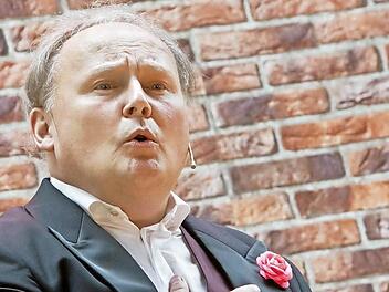 Die Musik von Walter und Willi Kollo ist ihm eine Herzensangelegenheit: Claus J. Frankl als Moderator und Interpret auf der Waldbühne Heldritt.Fotos: Jochen Berger