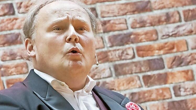 Die Musik von Walter und Willi Kollo ist ihm eine Herzensangelegenheit: Claus J. Frankl als Moderator und Interpret auf der Waldbühne Heldritt.Fotos: Jochen Berger