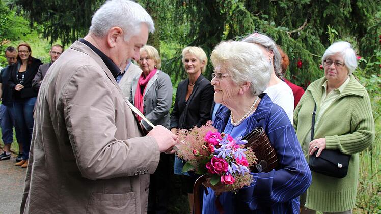 Coburgs Oberbürgermeister Norbert Tessmer überreichte Margit Möckl als Geschenk die Laudatio, die er zum 80. Geburtstag ihres verstorbenen Mannes halten durfte. Foto: Bettina Knauth
