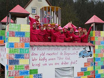 Eine rosarote Bürgerwehr hat Thorsten Schmittwolf aufgestellt, um dem Althütter Rasenmäher-Dieb auf die Spur zu kommen. Foto: Sabine Weinbeer