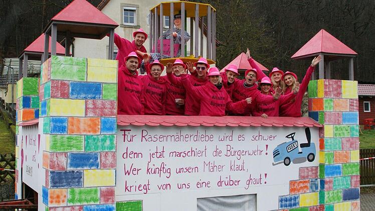 Eine rosarote Bürgerwehr hat Thorsten Schmittwolf aufgestellt, um dem Althütter Rasenmäher-Dieb auf die Spur zu kommen. Foto: Sabine Weinbeer