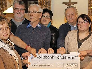 Die Vereinsvertreter freuen sich über den großzügigen Spendenscheck.  Foto: Franz Galster