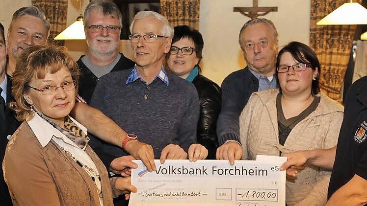 Die Vereinsvertreter freuen sich über den großzügigen Spendenscheck.  Foto: Franz Galster