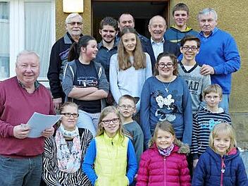 Die neue Jugendleiterin Ivonne Otto (Zweite von links) und Gerhard Spindler (links) &uuml;berreichten Schnorchelabzeichen, Erste-Hilfe-Ausbildungsnachweise sowie Jugendschwimmabzeichen. Mit im Bild die Stadtr&auml;te Benno Pieger und Helmut Breitenfelder Foto: privat
