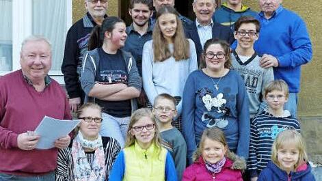 Die neue Jugendleiterin Ivonne Otto (Zweite von links) und Gerhard Spindler (links) &uuml;berreichten Schnorchelabzeichen, Erste-Hilfe-Ausbildungsnachweise sowie Jugendschwimmabzeichen. Mit im Bild die Stadtr&auml;te Benno Pieger und Helmut Breitenfelder Foto: privat