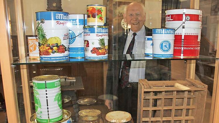 Da staunte Eberns Altbürgermeister Rolf Feulner, wie lange es die Maintal-Konfitüren der Schwiegertochter schon gibt. Rechts: Ein hölzerner Limo-Kasten aus Ermershausen. Fotos: Ralf Kestel