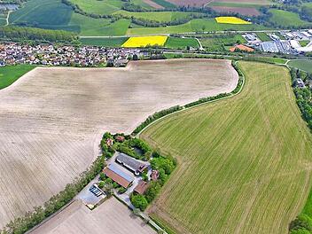 Hier soll sich die Lerchenhoftrasse in absehbarer Zeit ihren Weg bahnen. Der Plan hierfür wurde am Dienstag genehmigt. Links oben ist das südliche Johannisthal zu erkennen, rechts der nördliche Ortseingang von Küps. Foto: Heinrich Weiß