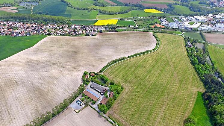 Hier soll sich die Lerchenhoftrasse in absehbarer Zeit ihren Weg bahnen. Der Plan hierfür wurde am Dienstag genehmigt. Links oben ist das südliche Johannisthal zu erkennen, rechts der nördliche Ortseingang von Küps. Foto: Heinrich Weiß