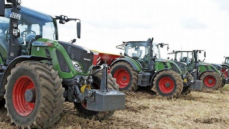 V6-Motoren, bis zu 240 PS stark und enorm viel Rechnerleistung in der Fahrerkabine - moderne Traktoren wie hier in Hüttendorf bei Erlangen können schon heute völlig autonom auf den Feldern ihre Runden ziehen.  Foto: Groscurth