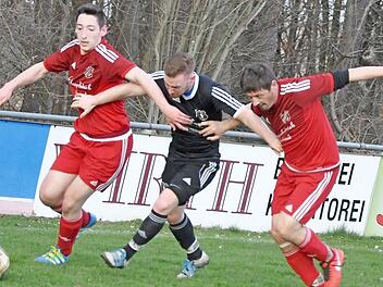 Der Wichsensteiner Daniel Bogner (Mitte) legt sich mächtig ins Zeug, wurde beim 3:0-Sieg in Bieberbach in dieser Szene aber von SV-Spielertrainer Frank Krasser (re.) und Manuel Hutzler gestoppt. Foto: Leo Hühnlein