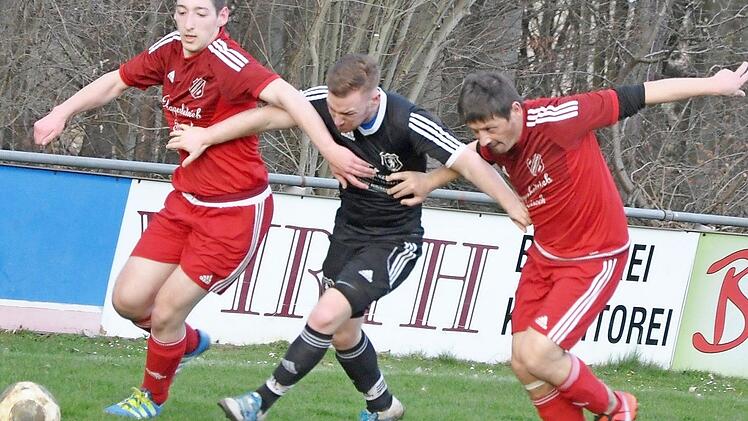 Der Wichsensteiner Daniel Bogner (Mitte) legt sich mächtig ins Zeug, wurde beim 3:0-Sieg in Bieberbach in dieser Szene aber von SV-Spielertrainer Frank Krasser (re.) und Manuel Hutzler gestoppt. Foto: Leo Hühnlein