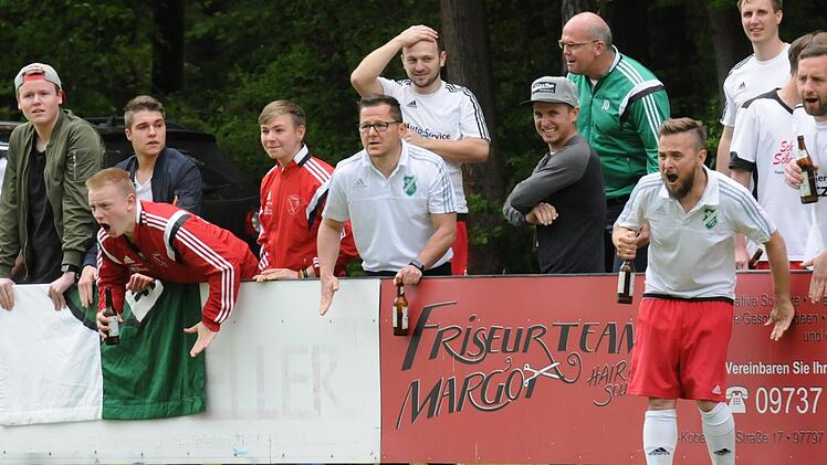 Die Gräfendorfer Fans geben im Spiel gegen Elfershausen alles und dürfen nach Spielende mit der Mannschaft die Meisterschaft feiern. Foto: ssp