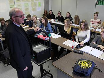Kilian Kemmer unterrichtet einen der beiden katholischen Religionskurse im Abiturjahrgang am Gymnasium Höchstadt. Foto: Christian Bauriedel