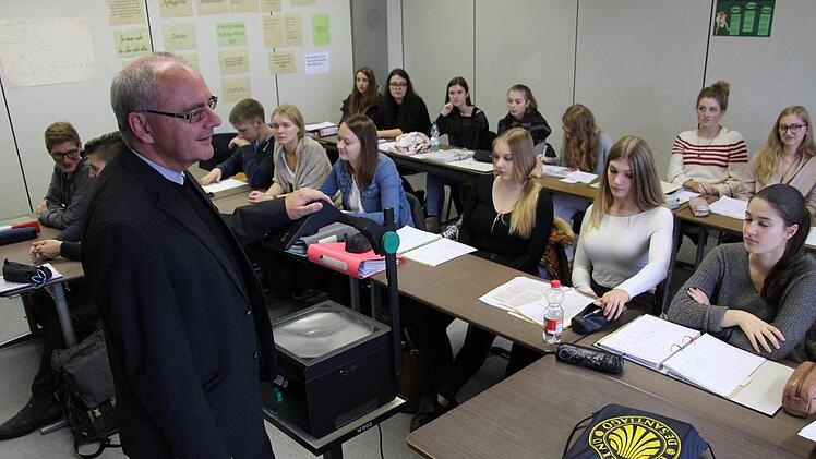 Kilian Kemmer unterrichtet einen der beiden katholischen Religionskurse im Abiturjahrgang am Gymnasium Höchstadt. Foto: Christian Bauriedel