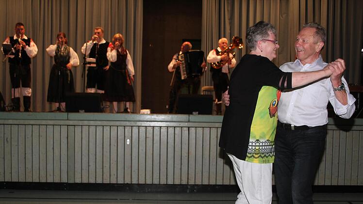 Die Hauskapelle Avsenik begeisterte bei ihrem Auftritt in der Steinachtalhalle. Einige Freunde der Oberkrainer Musik schwangen beim Vier-Stunden-Auftritt sogar das Tanzbein. Foto: Sonny Adam