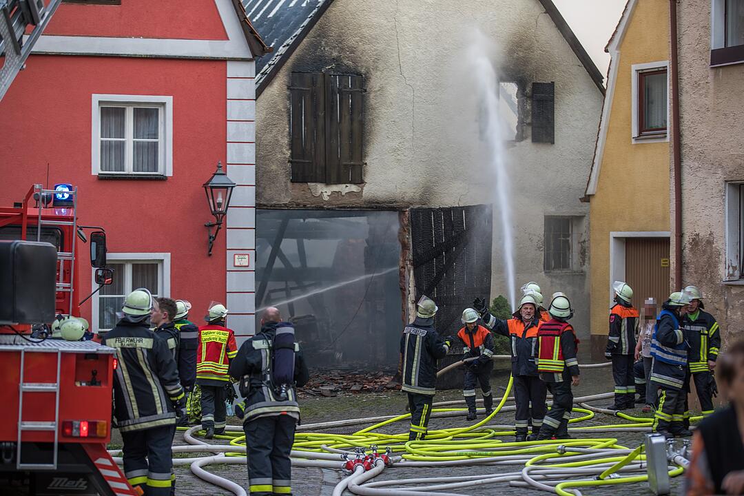 Historische Fachwerkhäuser in Spalt brennen aus - mehrere Verletzte
