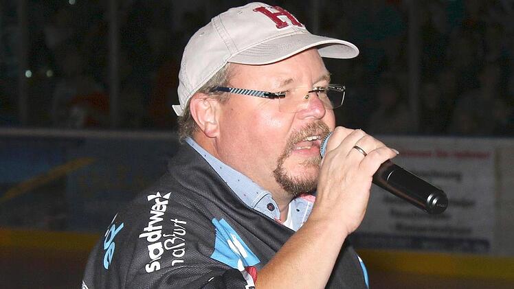Auch Stadionsprecher Herbert Graser fiebert dem ersten Pflichtheimspiel der Hawks am Sonntag gegen den TSV Trostberg (18.30 Uhr) entgegen. Doch zunächst drückt er wie alle ESC-Fans Kapitän Christian Dietrich und Co. die Daumen beim Auswärtsspiel am Freitag beim VER Selb 1b (20 Uhr). Ralf Naumann