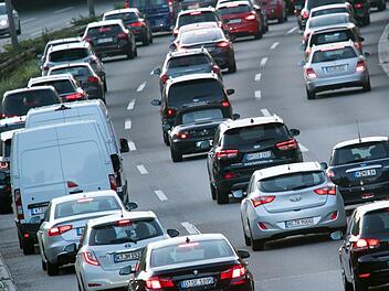 Das Gedränge auf unseren Autobahnen wird immer größer.  Droht ein Verkehrskollaps?   Foto: Federico  Gambarini/dpa