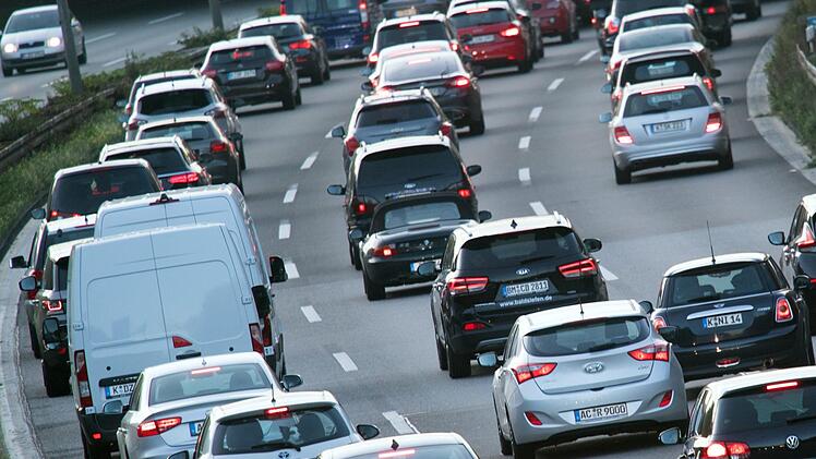 Das Gedränge auf unseren Autobahnen wird immer größer.  Droht ein Verkehrskollaps?   Foto: Federico  Gambarini/dpa