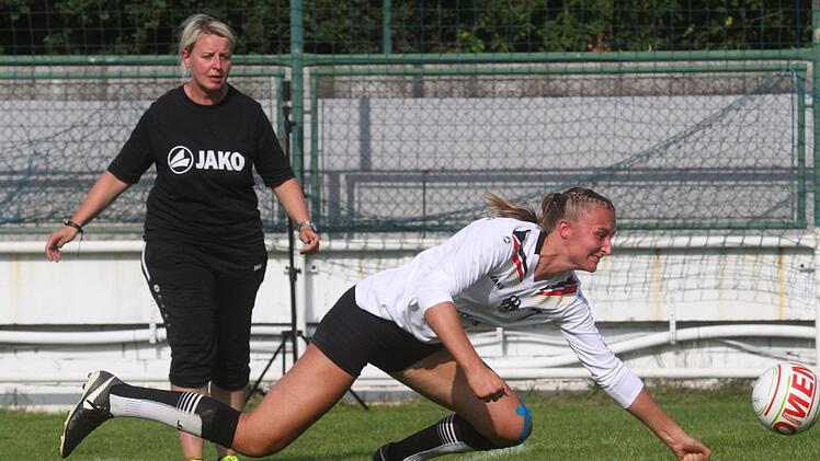 Zwei Europameisterinnen aus Franken: Bundestrainerin Silke Eber (hinten) aus Kulmbach und Angreiferin Svenja Schröder (vorne) aus Nürnberg. Foto: DFBL/Spille