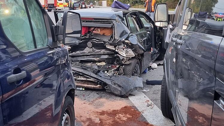 Unfall auf A73 bei Erlangen: Karambolage sorgt für etliche Verletzte - schamlose Gaffer filmen Einsatz
