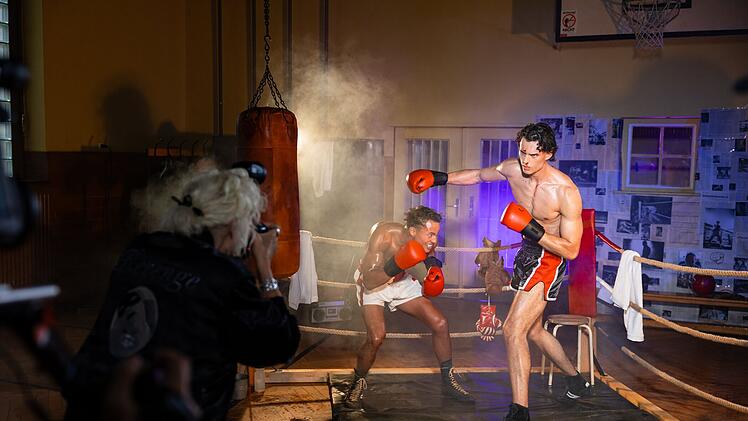 Beim Boxen gegen Benjamin (links) kann sich Adrian noch durchsetzen. Am Ende fliegen jedoch beide raus.