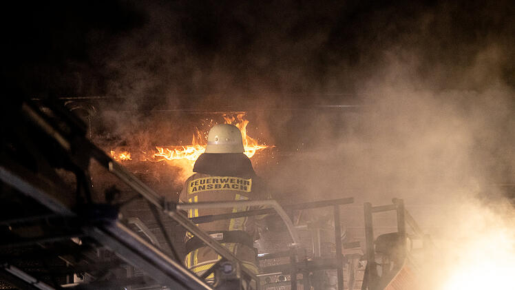 Feuerwehr-Gro&szlig;einsatz in Sachsen: Carport-Brand greift auf Haus &uuml;ber
