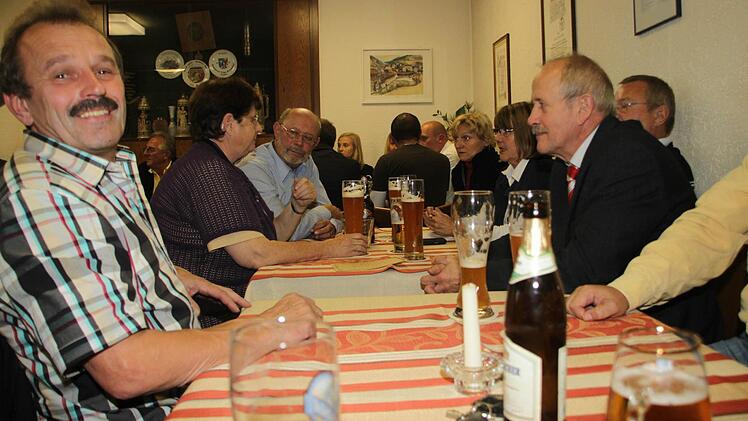 Im Saal halten sich die Genossen an Lehmanns Aufforderung, "dass wir trotzdem feiern" - ...