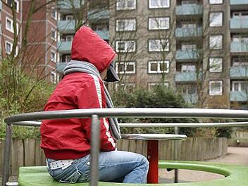 Arme Kinder werden schnell einsam, weil sie sich den Umgang mit Freunden nicht leisten können. Allein in der Stadt Coburg sind offiziell noch über 1350 Kinder von Armut betroffen. Foto: Archiv