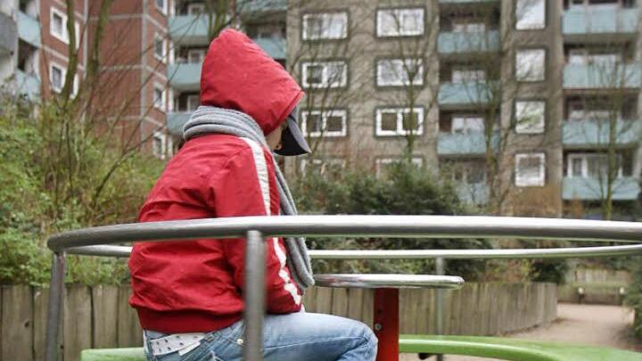 Arme Kinder werden schnell einsam, weil sie sich den Umgang mit Freunden nicht leisten können. Allein in der Stadt Coburg sind offiziell noch über 1350 Kinder von Armut betroffen. Foto: Archiv