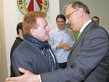 Bürgermeister Johannes Wegner (rechts) gratulierte seinem Nachfolger zum Wahlerfolg. Fotos: Heike Beudert