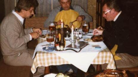 Mordshunger: Nach der Fastenzeit treffen sich Wolfgang Protzner, sein Freund Heinz Beyerlein (rechts) und sein Cousin Hans-Dietrich Hilscher (links) zum Gansessen in der "Stadtschänke" bei Gastwirtin Maria Sailer-Rapp.