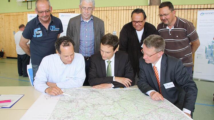 Auch der Schweinfurter Landrat Florian Töpper (Mitte) ließ sich mit einigen Bürgern in Wasserlosen von den Tennet-Mitarbeitern Marius Strecker (links) und Christian Schneller (rechts) informieren. Foto: Ralf Ruppert