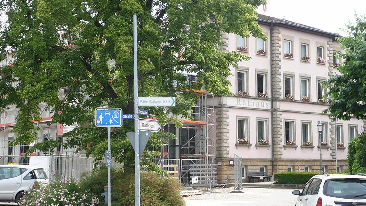 An dieser Seite des Rathauses wird auch künftig eine Einbahnstraße vorbeiführen, allerdings mit neuem Straßenverlauf.