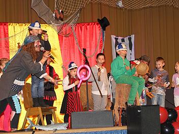 Die kleinen Piraten wurden auch immer wieder auf der Bühne in das Geschehen mit einbezogen. Foto: Günther Geiling