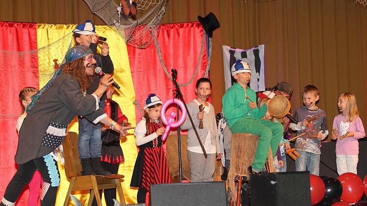 Die kleinen Piraten wurden auch immer wieder auf der Bühne in das Geschehen mit einbezogen. Foto: Günther Geiling