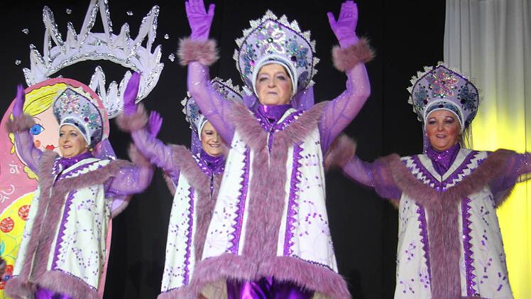 Das Weiberballett schon in diesem Jahr mit ihren aufwändigen Glitzer-Verkleidungen mit russischem Touch den Vogel ab. Foto: Sonja Adam
