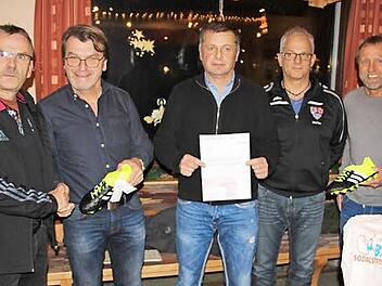 Nagelneue Fußballschuhe der BFV-Sozialstiftung für Flüchtlinge und 500 Euro der DFB-Stiftung "Egidius Braun" zur Unterstützung der Ausgaben für Flüchtlingsarbeit überreichte (von links) Kreisspielleiter Egon Grünbeck an den Vorsitzenden des FC Kronach, Franz Bauer, sportlichen Leiter Frank Gareis, Zweiten Vorsitzenden Stefan Lach und geschäftsführenden Vorsitzenden Klaus Uwira. Foto: Rainer Glissnik