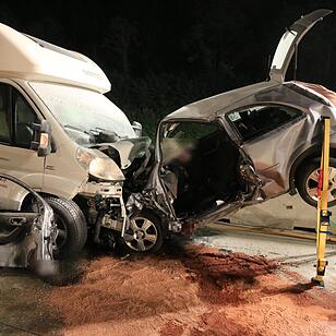 Wohnwagen kollidiert auf Autobahn frontal mit Corsa - Baustelle war ohne Abgrenzung - Ein Toter, zwei Verletzte