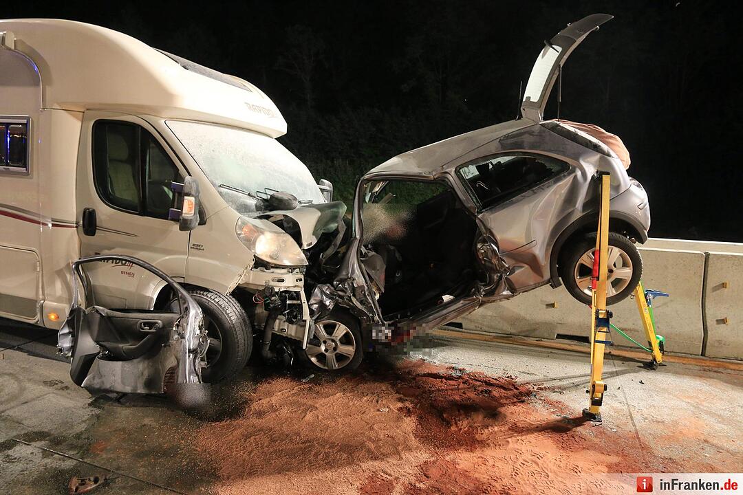 Wohnwagen kollidiert auf Autobahn frontal mit Corsa - Baustelle war ohne Abgrenzung - Ein Toter, zwei Verletzte