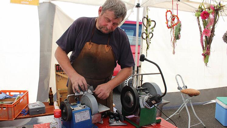 Es gibt ihn noch, den Scherenschleifer. Heutzutage aber mit moderner Ausstattung.