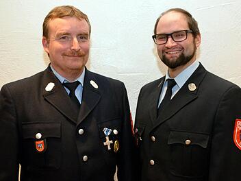 Roland Voll (links) und Sebastian Voll (rechts) sind für die nächsten sechs Jahre weiterhin Kommandant bzw. stellvertretender Kommandant in Gefäll.