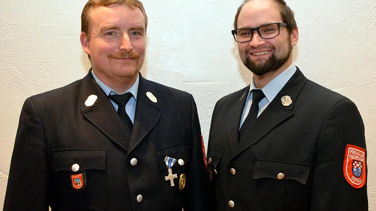 Roland Voll (links) und Sebastian Voll (rechts) sind für die nächsten sechs Jahre weiterhin Kommandant bzw. stellvertretender Kommandant in Gefäll.
