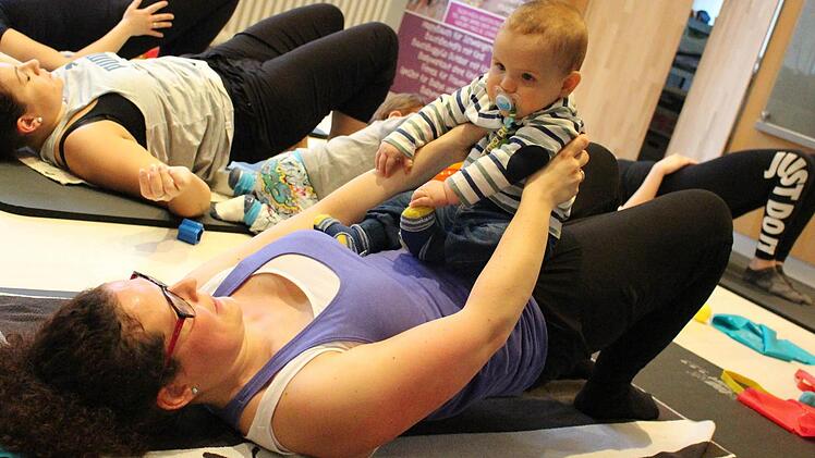 Auch beim Training im Fitnessraum werden die Kinder mit einbezogen, wenn sie wollen. Hier Simone Hauck mit ihrem Sohn Jona. Foto: Lisa Kieslinger